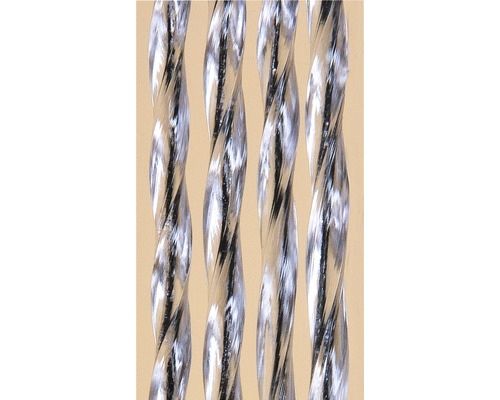 Nahaufnahme von vier verdrehten, silberfarbenen Drähten