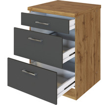 Nachttisch mit drei offenen Schubladen