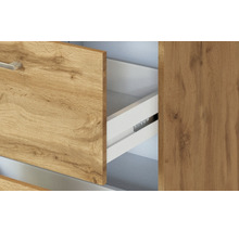 Detailansicht eines offenen Möbelschranks mit Holztüren