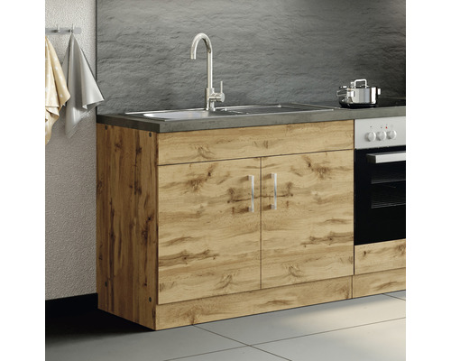 Küchenzeile mit Spüle, Wasserhahn und Holzoptik