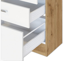 Auszugsschrank mit weißen Schubladen und Holzkorpus