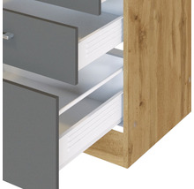 Schrank mit grauen Schubladen und Holzstruktur