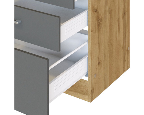 Schrank mit grauen Schubladen und Holzstruktur