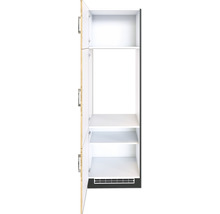 Offener Küchenschrank mit Regalböden