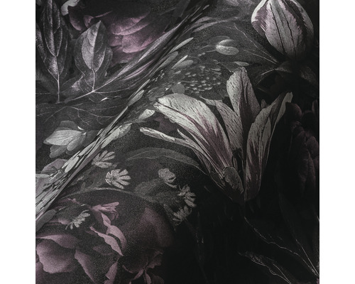 Nahaufnahme einer dunklen floralen Tapete mit Blatt- und Blütenmuster.