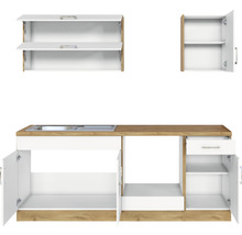 Küchenzeile mit Spüle, Schublade und Schränken