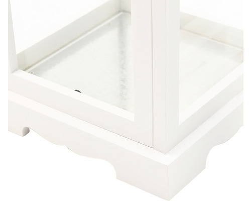 Detail einer weißen Holzlaterne