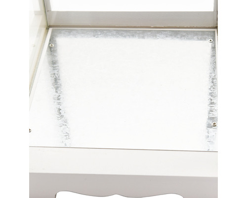 Detailansicht eines Metallbodens in einem Windlicht