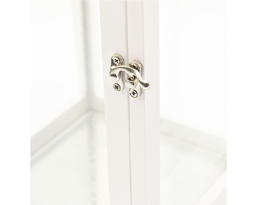 Detailansicht eines weißen Schrankes mit silberfarbenem Verschluss