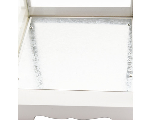 Metallboden in einem weißen Regal