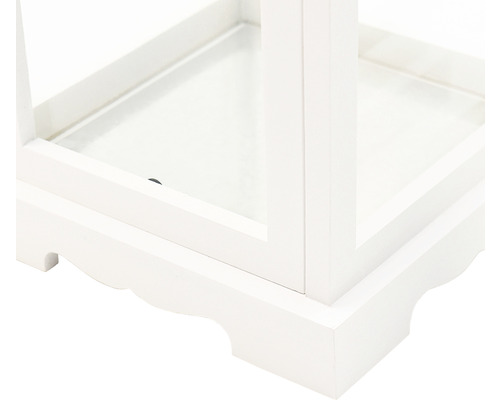 Detailansicht einer weißen Dekolaterne aus Holz und Glas