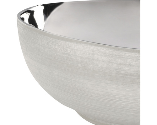 Nahaufnahme einer Servierschüssel aus Metall.