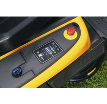 Nahaufnahme des Bedienfelds eines Rasentraktors mit digitaler Anzeige und Not-Aus-Schalter