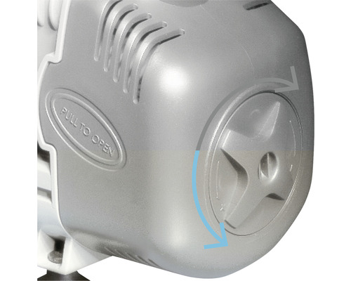 Detailansicht einer Abdeckung mit der Aufschrift ''Zum Öffnen ziehen'' und Pfeilen, die die Drehrichtung angeben