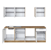 Küchenzeile mit Spüle, Unterschränken und Hängeschränken