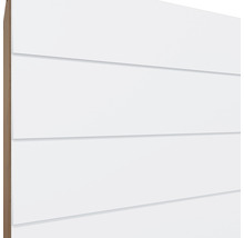 Detailansicht einer weißen Fassadenverkleidung mit horizontalen Lamellen