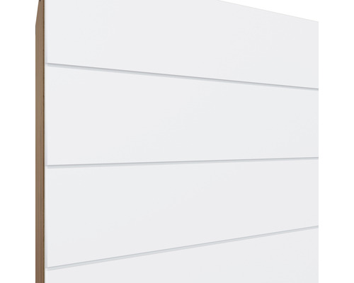 Detailansicht einer weißen Fassadenverkleidung mit horizontalen Lamellen