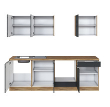 Küchenzeile mit Spüle, Unterschränken und Hängeschränken