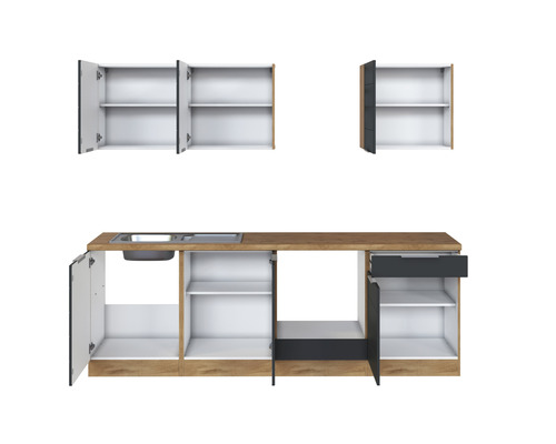 Küchenzeile mit Spüle, Unterschränken und Hängeschränken