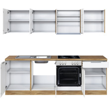 Küchenzeile mit Spüle, Herd, Backofen und Schränken