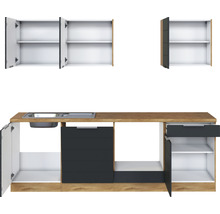 Küchenzeile mit Spüle, Schränken und Schubladen