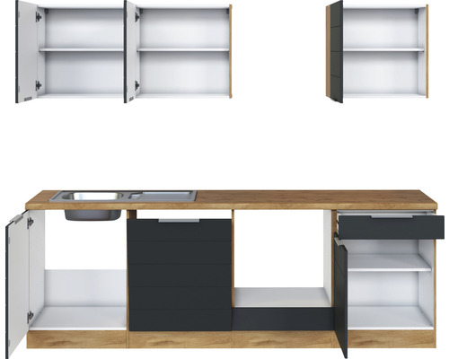 Küchenzeile mit Spüle, Schränken und Schubladen