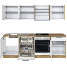 Küchenzeile mit Spüle, Geschirrspüler, Herd und Hängeschränken