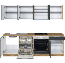 Küchenzeile mit Spüle, Geschirrspüler, Herd und Schränken
