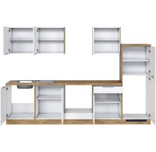 Küchenzeile mit Spüle, Schubladen und Schränken mit offenen Türen und Regalen