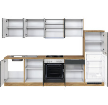 Küchenzeile mit Spüle, Kochfeld, Backofen, Schublade, Kühlschrank und Schränken