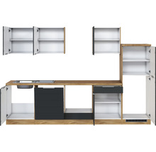 Küchenzeile mit Spüle, Schubladen und Schränken