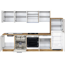 Küchenzeile mit Spüle, Geschirrspüler, Herd, Backofen und Kühlschrank