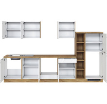 Küchenzeile mit Spüle, Schublade und Schränken