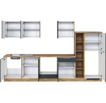 Küchenzeile mit Spüle, Schublade, Schränken und Regalen