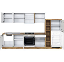 Küchenzeile mit Spüle, Herd, Backofen, Kühlschrank und Regalen