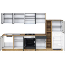 Küchenzeile mit Spüle, Herd, Backofen, Schublade, offenen Fächern, Regalen und Kühlschrank