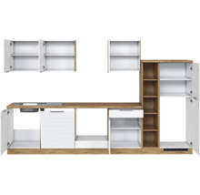 Küchenzeile mit Spüle, Schränken und Regalen zur Kücheneinrichtung