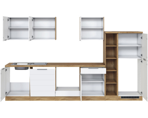 Küchenzeile mit Spüle, Schränken und Regalen zur Kücheneinrichtung