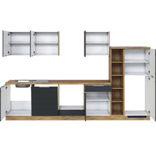 Küchenzeile mit Spüle, Schubladen und Schränken