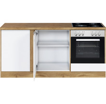 Küchenzeile mit offenem Schrank und Herd