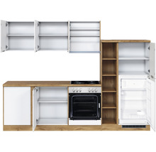 Küchenzeile mit Elektroherd, Kühlschrank und Ober- und Unterschränken