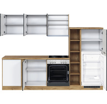 Küchenzeile mit Hängeschränken, Unterschränken, Backofen, Kochfeld, Regalen und Kühlschrank