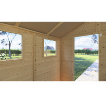 Innenansicht eines Holzgartenhauses mit Fenstern und offener Tür