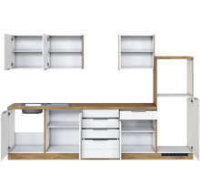 Küchenzeile mit Spüle, Schränken und Schubladen