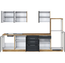 Küchenzeile mit Spüle, Schubladen und offenen Schränken.