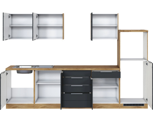 Küchenzeile mit Spüle, Schubladen und offenen Schränken.