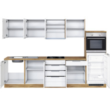 Küchenzeile mit Spüle, Kochfeld, Backofen und Kühlschrank