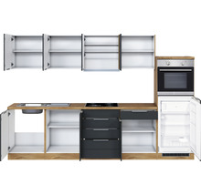 Küchenzeile mit Spüle, Kochfeld, Schubladen, Backofen und Kühlschrank