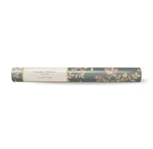 Eine Rolle Laura Ashley Vliestapete mit floralem Muster