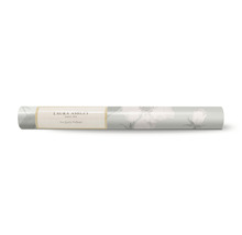 Laura Ashley Rolle mit Blumentapete